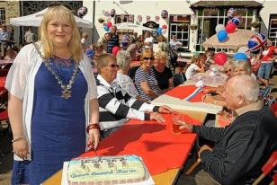 The Mayor of Hayle Jayne Ninnes cuts a special Diamond Jubilee cake for the party held at the Angarrack Inn. Ref : TRGH20120604D-004_C
